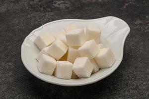 Cubos de azúcar blanco refinado en el bol