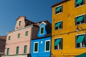 la fila de casas coloridas en la calle burano, italia. foto