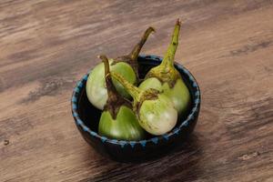 berenjena verde asiática - lista para cocinar foto