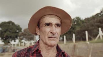 homem agricultor latino na camisa casual na fazenda no fundo da fazenda. 4k cinematográfico video