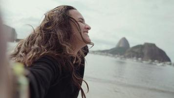 jeune fille latine, célèbre plage rio de janeiro, brésil. vacances d'été latines. cinématique 4k.