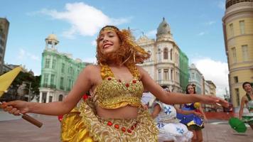 dançarinos de frevo no carnaval de rua em recife, pernambuco, brasil. video