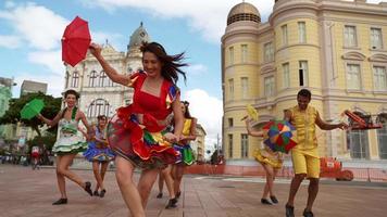 dançarinos de frevo no carnaval de rua em recife, pernambuco, brasil. video