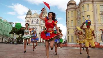 dançarinos de frevo no carnaval de rua em recife, pernambuco, brasil. video