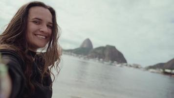 jovem latina, famosa praia rio de janeiro, brasil. férias de férias de verão latino. 4k cinematográfico.