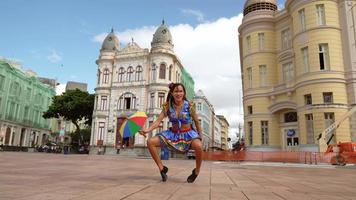 dançarina de frevo no carnaval de rua em recife, pernambuco, brasil. video
