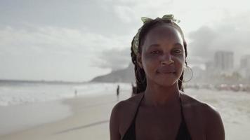 latijns jong meisje, beroemd strand rio de janeiro, brazilië. Latijnse zomervakantie vakantie. filmische 4k. video