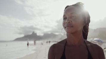 jeune fille latine, célèbre plage rio de janeiro, brésil. vacances d'été latines. cinématique 4k. video