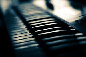 vista de primer plano del teclado de piano con poca profundidad de enfoque de campo.