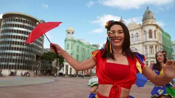 bailarines de frevo en el carnaval callejero en recife, pernambuco, brasil. video