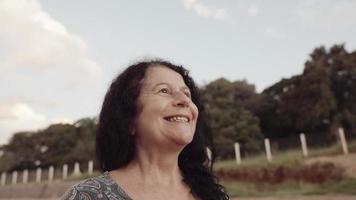 sorridente mulher brasileira latina na fazenda. alegria, positivo e amor. 4k cinematográfico video