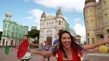 dançarinos de frevo no carnaval de rua em recife, pernambuco, brasil.