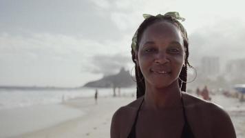 latijns jong meisje, beroemd strand rio de janeiro, brazilië. Latijnse zomervakantie vakantie. filmische 4k. video