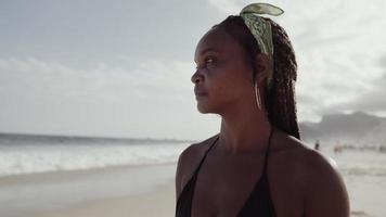 joven latina, famosa playa de río de janeiro, brasil. vacaciones de verano latino. cinemática 4k. video