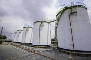 Granja de almacenamiento de tanques de la industria química blanco el tanque en la nube foto