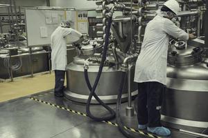 Bodega de leche en polvo de proceso de dos operaciones de trabajo masculino con acero inoxidable vertical foto