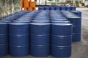 barriles de petróleo azules o bidones químicos verticales foto