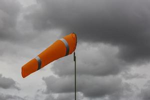 indicador de viento en el cono químico del tanque que indica la dirección y la fuerza del viento. manga de viento que vuela horizontalmente foto