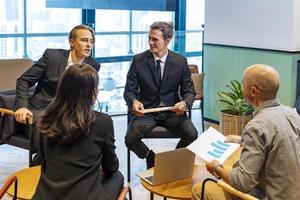 reunión de equipo de empresarios caucásicos con lluvia de ideas sobre análisis de datos e información para la gestión estratégica de una estrategia de marketing exitosa foto