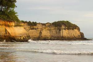 paisaje natural de acantilados en la costa de indonesia foto