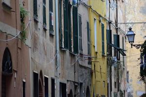 Calle estrecha típica italiana foto