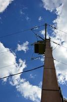 línea de transmisión de energía y transformador de corriente foto