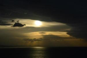 puesta de sol y nubes tormentosas foto