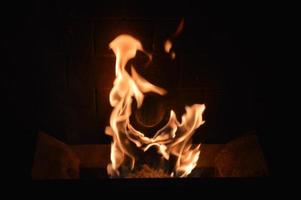 pellets de madera en llamas foto