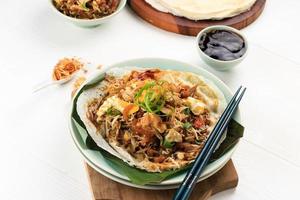 lumpia basah bandung, popular bocadillo tradicional de comida callejera hecho de una envoltura delgada con brotes de soja picante salteados y brotes de bambú, agregado con pasta dulce pegajosa de almidón foto