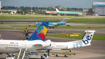 amsterdam, niederlande 29. juli 2017 - klm cityhopper fokker 70 ph kzk rollen vor abflug, kleiner planet airbus a320 d abdb, flybee bombardier strich 8 400. flughafen schiphol, amsterdam, holland video