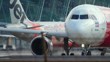 phuket, tailandia, 28 de noviembre de 2019 - airasia airbus a320 se vuelve ejecutiva en la pista antes del despegue video