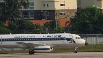 phuket, tailândia 26 de novembro de 2019 - força aérea tailandesa real sukhoi superjet 100 95lr 60208 taxiando após o pouso no aeroporto internacional de phuket video