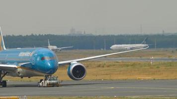 frankfurt am main, deutschland 17. juli 2017 - vietnam airlines boeing 787 dreamliner vn a868 abschleppen mit traktor aus dem dienst. fraport, frankfurt, deutschland video