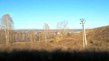 vista attraverso la finestra dei treni suburbani intorno a Novosibirsk video