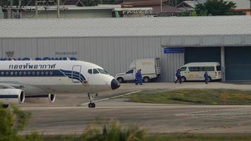 phuket, tailândia 26 de novembro de 2019 - força aérea tailandesa real sukhoi superjet 100 95lr 60208 taxiando após o pouso no aeroporto internacional de phuket video