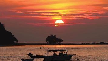 sonnenuntergang über ozeanlandschaft, nai yang beach, phuket, thailand. video