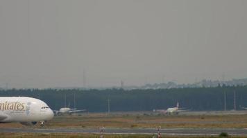 frankfurt am main, duitsland 17 juli 2017 - airbus 380 emiraten a6 eoc taxiën naar terminal na de landing. fraport, frankfurt, duitsland video