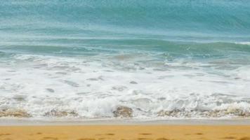 ondas turquesa rolaram na areia coral da praia, ilha de koh miang, similan, câmera lenta melhor uso para vídeo relaxante video