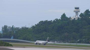 phuket, tailandia 28 novembre 2019 - partenza dell'aereo civile delle vie aeree del qatar all'aeroporto di phuket. concetto di turismo e viaggio, volo aereo video