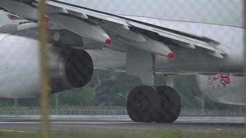 Phuket, Tailandia 1 de diciembre de 2016 - airbus 321 cathay dragon b htd rodando antes de la salida del aeropuerto de phuket video