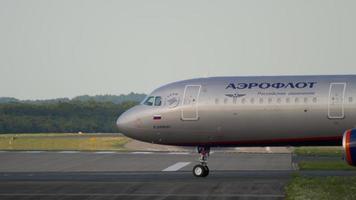 Düsseldorf, Tyskland 21 juli 2017 - aeroflot airbus a321 vp bfx sväng landningsbana före avgång vid solnedgången. Düsseldorf flygplats video