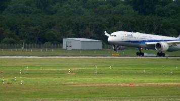 dusseldorf, alemania 23 de julio de 2017 - todas las vías aéreas de nippon boeing 787 ja880a acercándose antes de aterrizar. aeropuerto de dusseldorf, alemania video