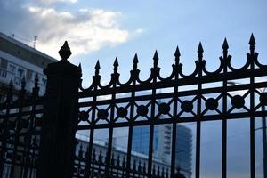 la verja de hierro del edificio del gobierno en el parque rusia. pasadores de hierro en la valla. foto