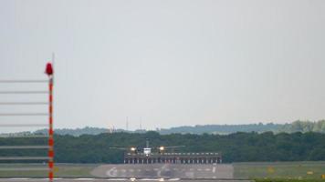 avión turbohélice acercándose y aterrizando en el aeropuerto de dusseldorf video