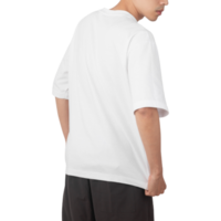 homme en maquette de t-shirt surdimensionné blanc, modèle de conception png