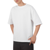homme en maquette de t-shirt surdimensionné blanc, modèle de conception png
