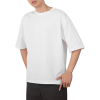 uomo in mockup di t-shirt oversize bianca, modello di progettazione png