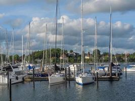 la ciudad de eckernfoerde en el mar báltico foto