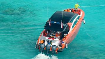 phan nga, thailand - 24 november 2016 motorbåt på stranden i koh miang, similan öarna, slow motion video