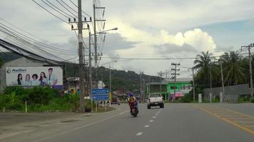 phuket, tailândia, 20 de novembro de 2016 - vista do ônibus local em movimento para as ruas da cidade de phuket video